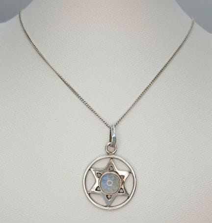 Un encantador collar con colgante de plata de ley 