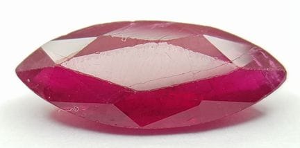 Un rubino naturale rosso violaceo con taglio misto