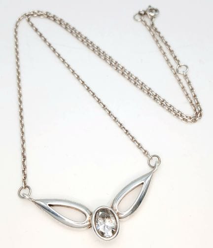 Un collar de plata 925 con un colgante de piedra t