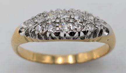 Anillo con racimo de diamantes de oro amarillo de 