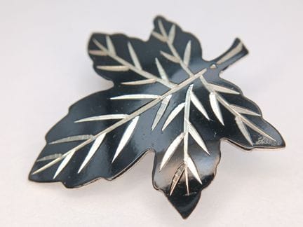 Une jolie broche en forme de feuille d'érable arge