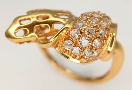 Un anillo llamativo de oro amarillo de 18 quilates