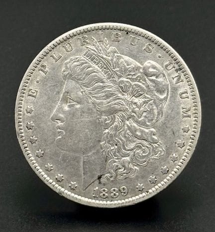 Una moneda de plata de un dólar estadounidense de 