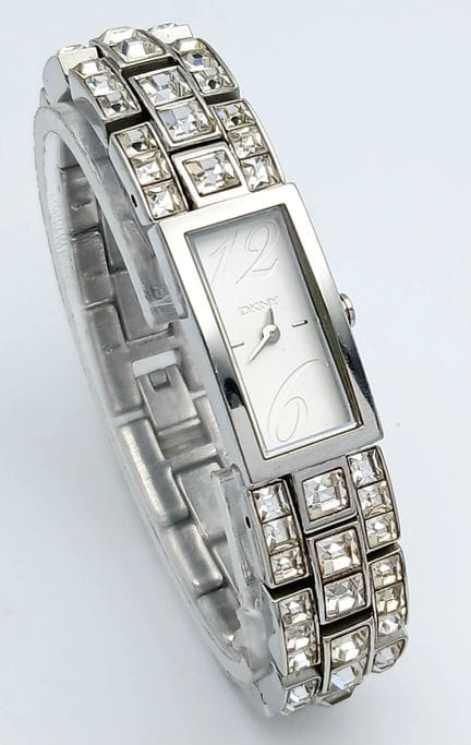Eine DKNY-Armbanduhr aus Stahl und Stein, funktion