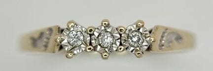A 9K YELLOW GOLD, DIAMOND SET, 3 STONE RING. WITH 
