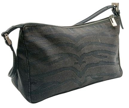 Un bolso de hombro de nailon negro de Fendi. Exter