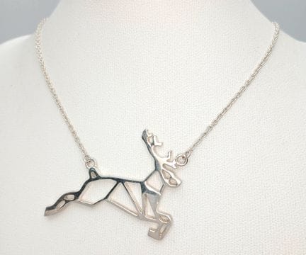 Un ravissant collier avec pendentif en argent ster