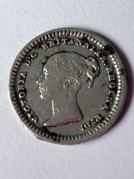 Rara moneda de PLATA de 1843 de «PENNY HALFPENNY».