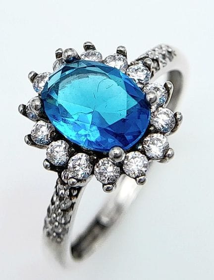 Un bonito anillo de plata de ley con piedras azule