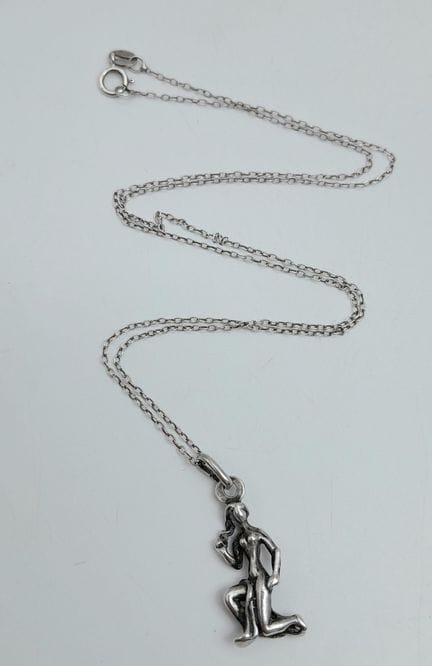 Un precioso collar con colgante en forma de figura