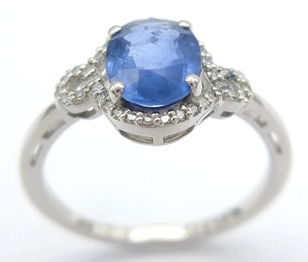 Bague en platine 950, saphir et diamants. Un saphi