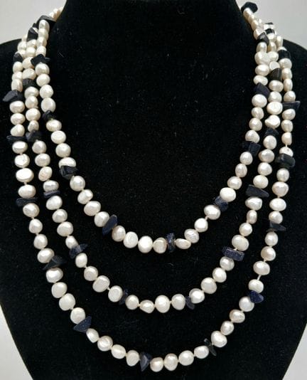 Un joli collier composé de perles d'eau douce et d