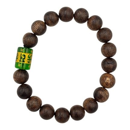 Una pulsera de oración de cuentas de madera de aga