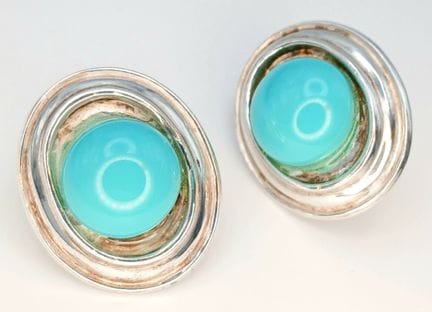 Un par de pendientes de moda de plata 925 con pied