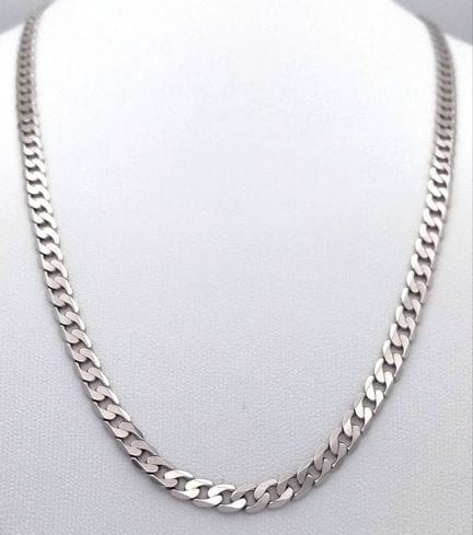 Un collar clásico de cadena de eslabones planos ti