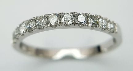 Anillo de media eternidad de oro blanco de 18 quil
