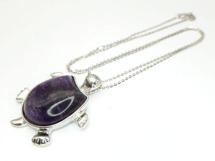 Un pendentif en forme de tortue en améthyste, mont
