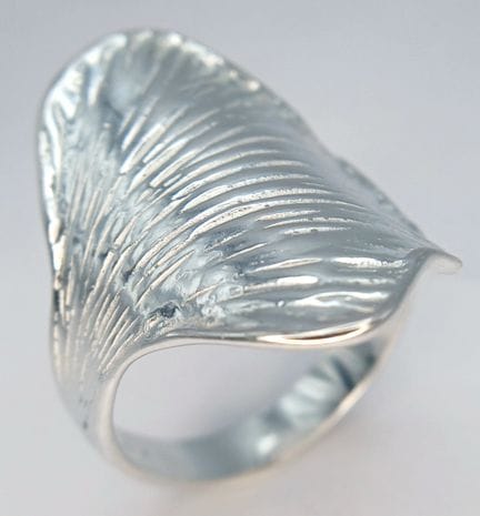 Un exclusivo anillo de vestir con hoja de ginkgo d