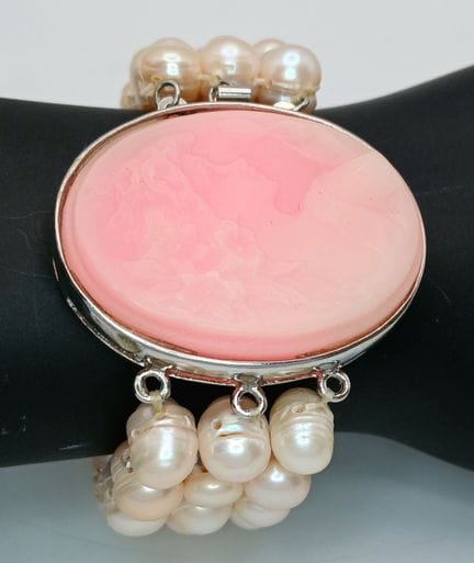Un magnifique bracelet à trois rangs composé de pe