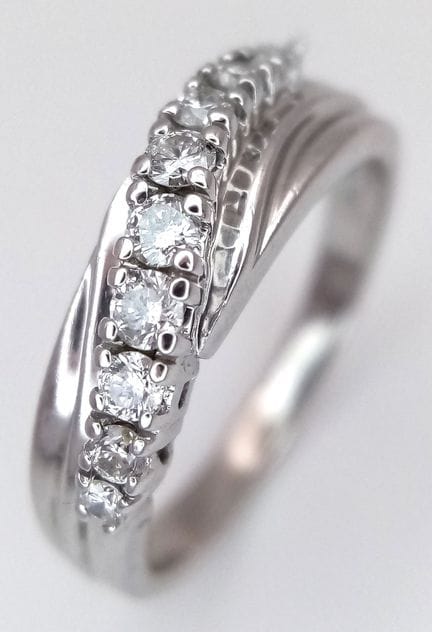 Anillo de oro blanco de 9 quilates con diamantes e