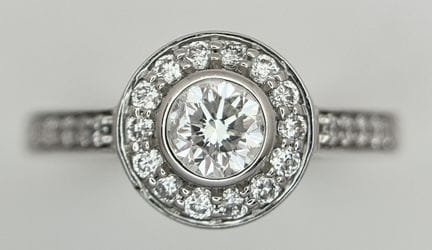 Bague solitaire en or blanc 18 carats, sertie d'un