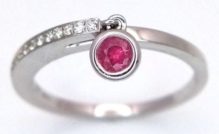 Bague en or blanc 18 carats sertie d'un rubis et d