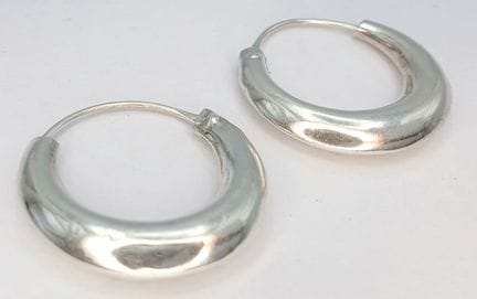 Un bonito par de pendientes de aro de plata. Prese