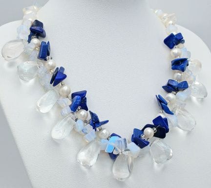 Una splendida collana con pietre preziose e perle 