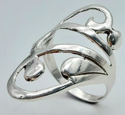 Un elegante anillo de vestir de plata de ley 925 c