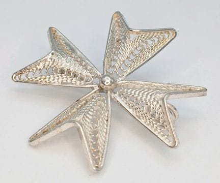 Un broche vintage de plata con forma de cruz de Ma
