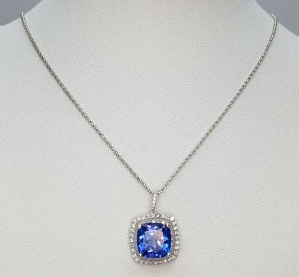 Un magnifique pendentif en or 18 carats, tanzanite