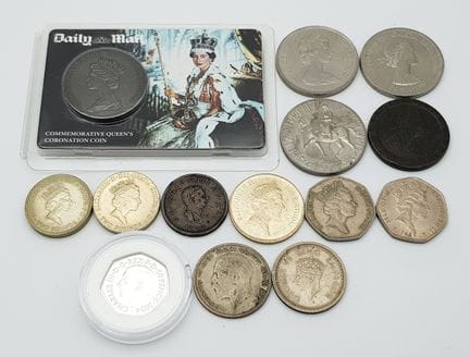 Una selección de monedas del Reino Unido, tanto an