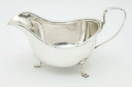 Una salsera de plata de ley de Walker and Hall, de