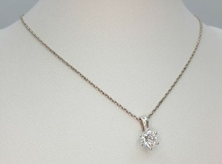 Un bonito collar con colgante redondo de plata de 