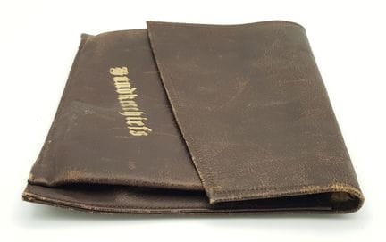 Une pochette en cuir vintage (années 1940) pour mo