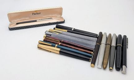 Une collection de stylos à plume et de stylos à bi