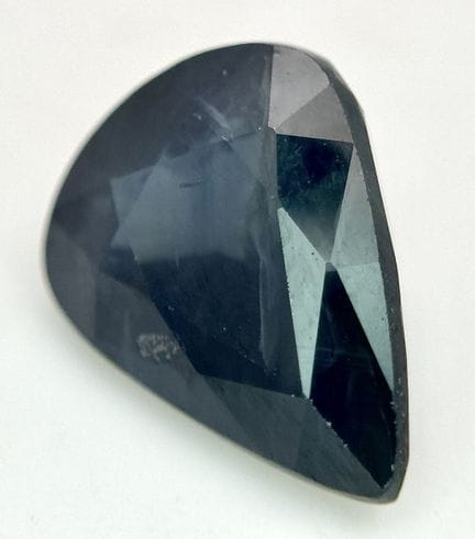 Saphir naturel bleu foncé de 5,47 carats, taille p