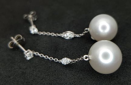 Coppia di orecchini pendenti in oro bianco 18 cara