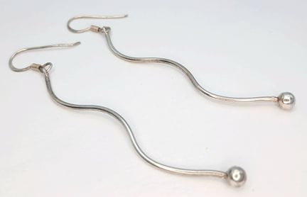 Un bonito par de pendientes colgantes ondulados de