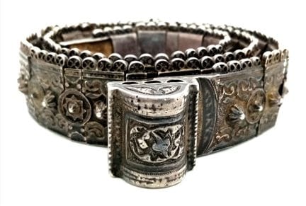 Un cinturón antiguo ruso de plata con niello. Esla