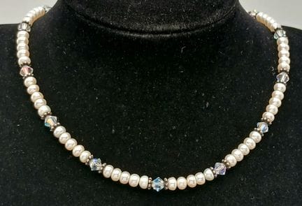 Un joli collier composé de perles d'eau douce blan