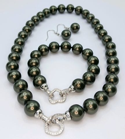 Uno splendido set composto da collana, bracciale e