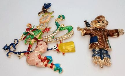Un atractivo juego de broches para disfraces con t