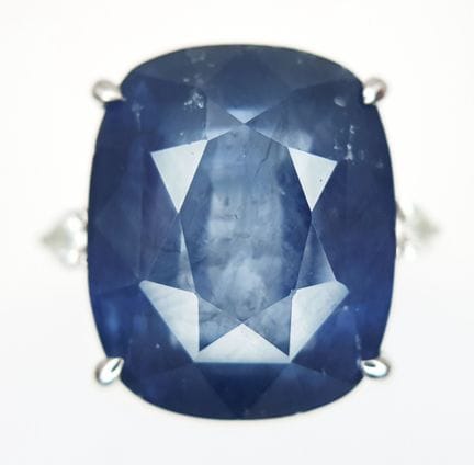 Un magnífico anillo de cóctel llamativo de platino