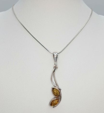 Un ravissant collier avec pendentif en argent ster