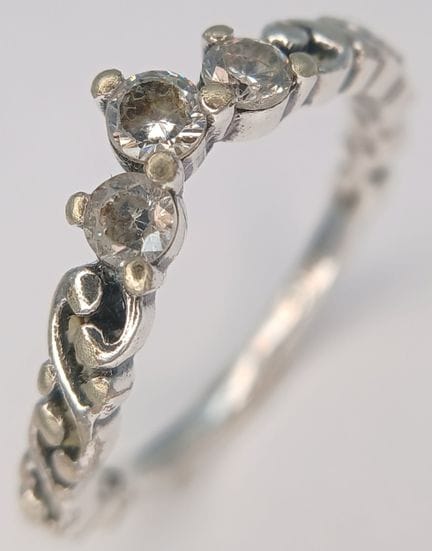 Un bonito anillo de plata de ley 925 con circonita
