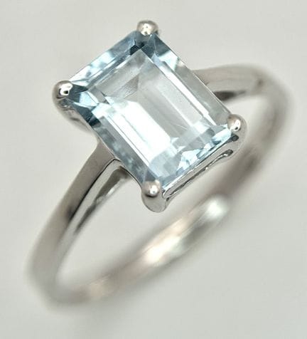 Bague solitaire en or blanc 18 carats et aigue-mar