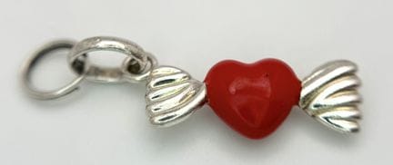 UNE PAIRE DE BRELOQUES EN ARGENT STERLING DE LA MA