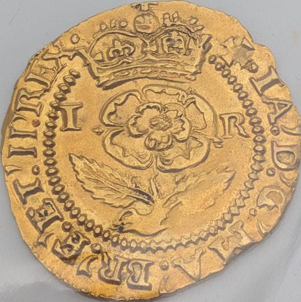 Una rara moneda de oro de Jacobo I con la corona d