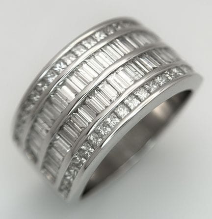 Anillo de gala de oro blanco de 18 quilates con di